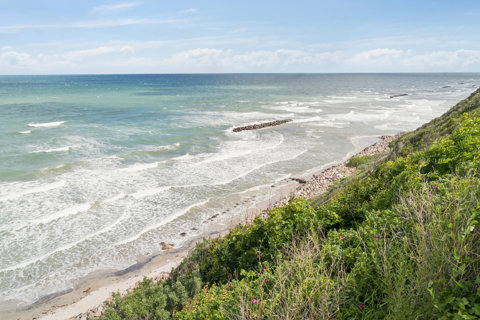 Arkitektonisk veludført fritidshus på højtliggende strandgrund syd for Liseleje