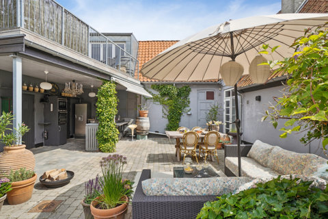 Et tilbagetrukket fristed på torvet i Dragør. To etager, solrig tagterrasse og ugeneret gårdhave